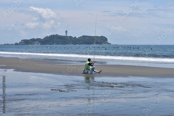 Obraz 辻堂海岸で投げ釣りをする男性