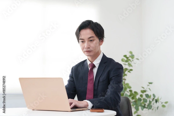 Fototapeta オフィスで働くビジネスマン男性