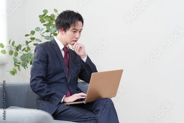Fototapeta オフィスで働くビジネスマン男性