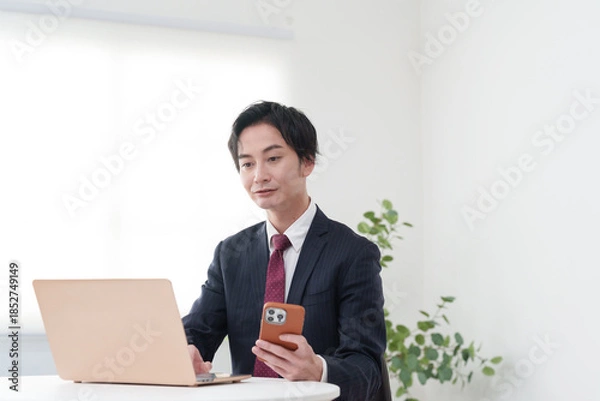 Fototapeta オフィスで働くビジネスマン男性