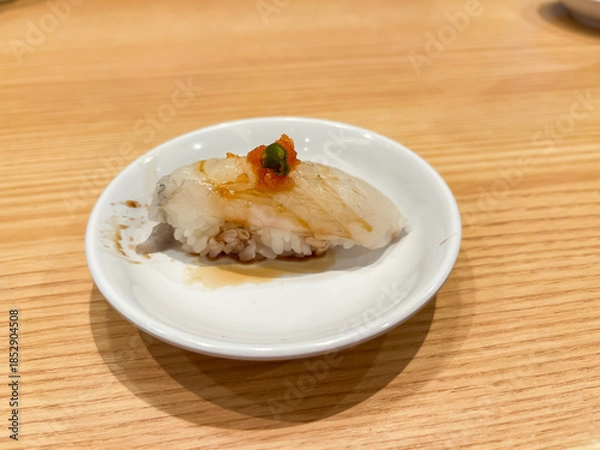 Fototapeta 日本の寿司。フグのお刺身が乗ったフグ握り寿司。