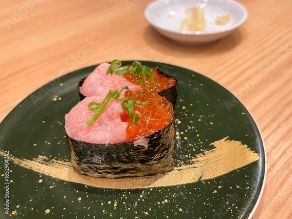 Fototapeta 日本の寿司。マグロのねぎとろとイクラが乗った軍艦巻き寿司。