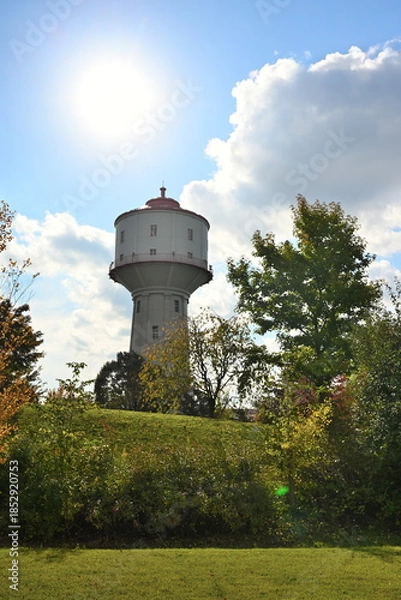 Obraz 秋の水道公園と水道塔の風景（新潟県長岡市）