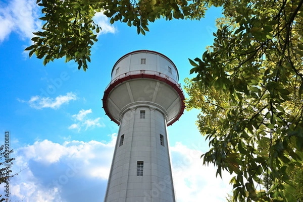 Obraz 秋の水道公園と水道塔の風景（新潟県長岡市）