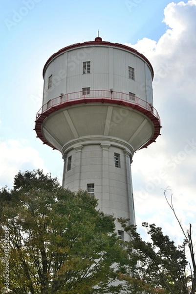 Obraz 秋の水道公園と水道塔の風景（新潟県長岡市）
