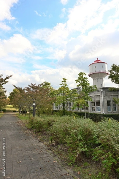 Obraz 長岡市水道公園の建物と秋の景観（新潟県長岡市）