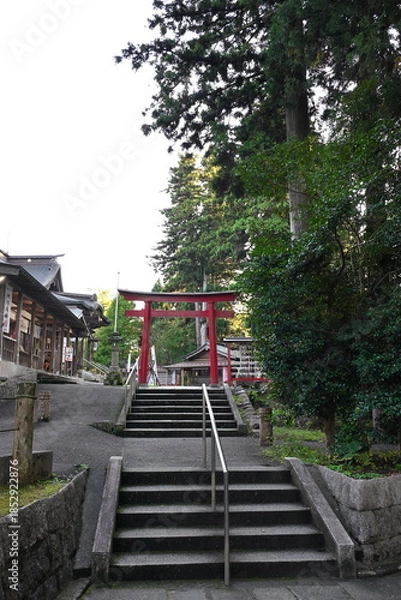 Obraz 森林に囲まれた蒼紫神社の赤い鳥居（新潟県長岡市）