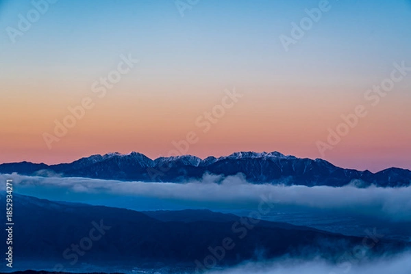 Obraz 冬の霧ケ峰高原車山山頂からから中央アルプスの朝焼け
