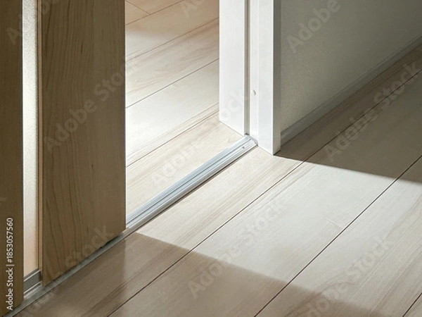 Obraz 床に当たるドアの外から差し込んだ太陽の光	