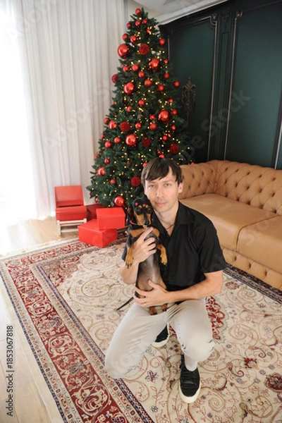 Obraz homem com cachorro fofo no natal 