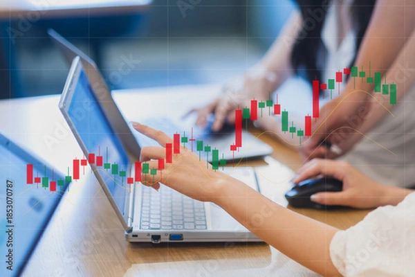 Fototapeta 株価チャートを操作・分析するオフィスでのビジネスシーン