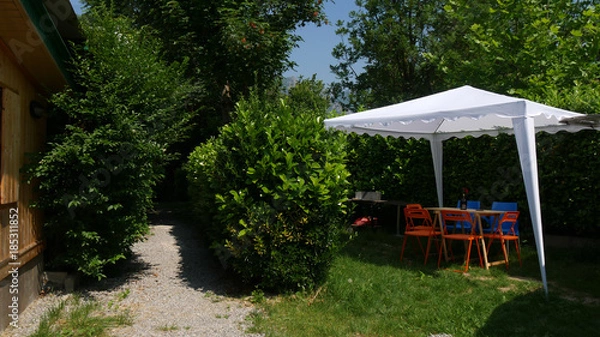 Fototapeta Gazebo bianco in giardino