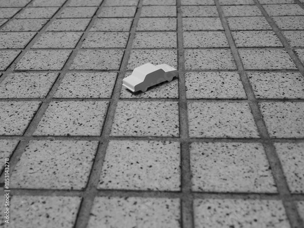 Obraz タイル地面に置かれたミニチュアカーの俯瞰イメージ