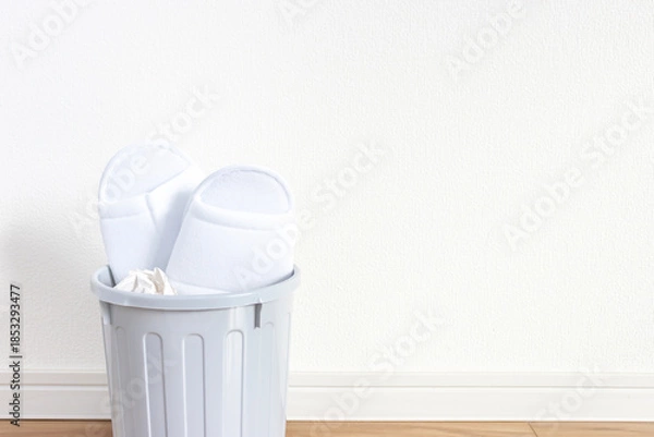 Obraz ゴミ箱に入った使い捨てのスリッパ