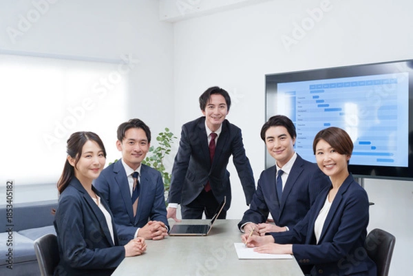Fototapeta オフィスで会議するビジネスマン男女
