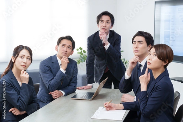 Fototapeta オフィスで会議するビジネスマン男女が考える