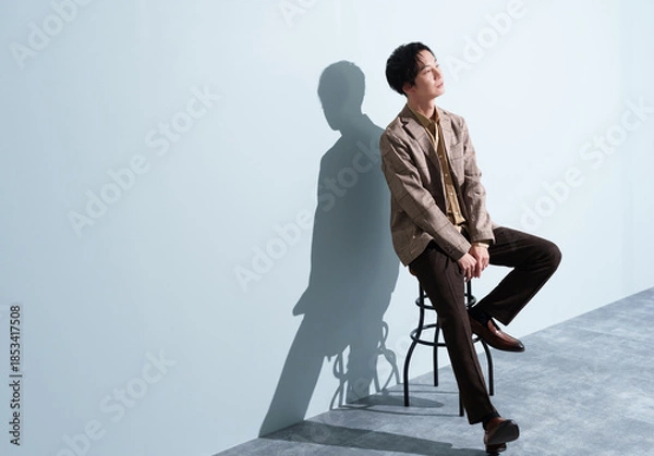 Fototapeta 考えるおしゃれな30代男性