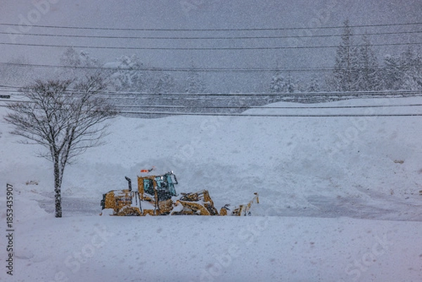 Obraz 積雪した道路で行われる早朝の除雪作業