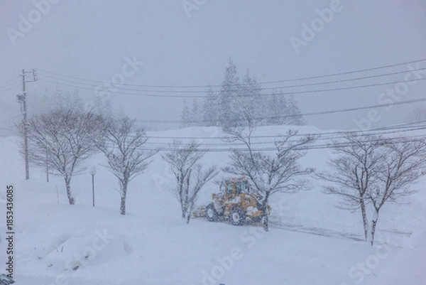 Obraz 積雪した道路で行われる早朝の除雪作業