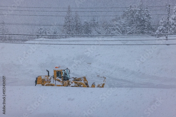 Obraz 積雪した道路で行われる早朝の除雪作業
