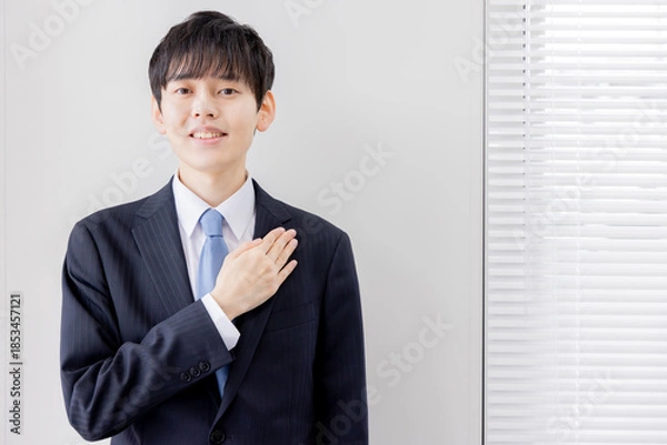 Obraz 胸に手をあてる若いビジネスマン