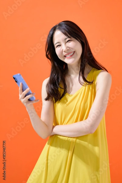 Obraz スマホを持つ女性