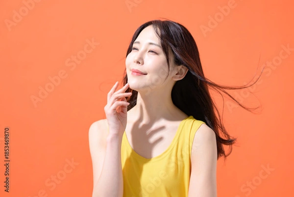 Obraz オレンジ背景　ミドル女性　ポートレート