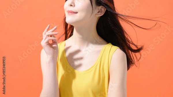 Obraz オレンジ背景　ミドル女性　ポートレート