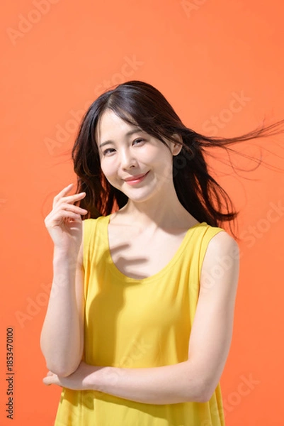 Obraz オレンジ背景　ミドル女性　ポートレート