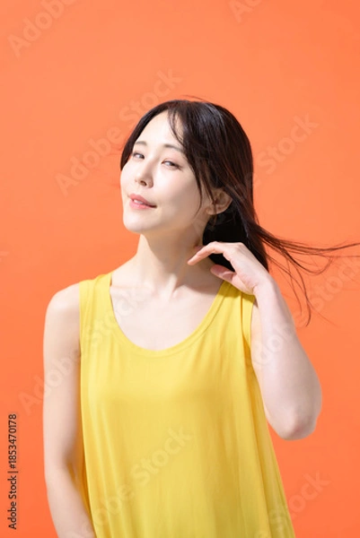 Obraz オレンジ背景　ミドル女性　ポートレート