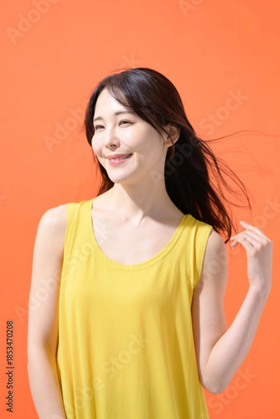 Obraz オレンジ背景　ミドル女性　ポートレート