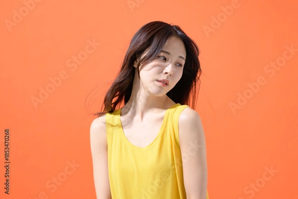 Obraz オレンジ背景　女性　ポートレート