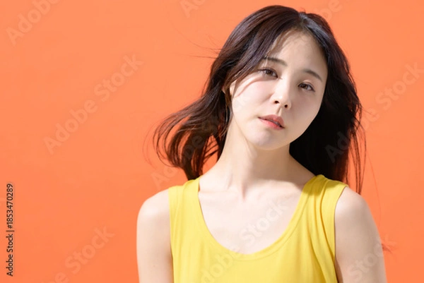 Obraz オレンジ背景　女性　ポートレート