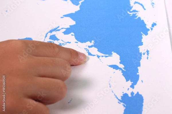 Obraz 世界地図の日本を指さす子どもの手