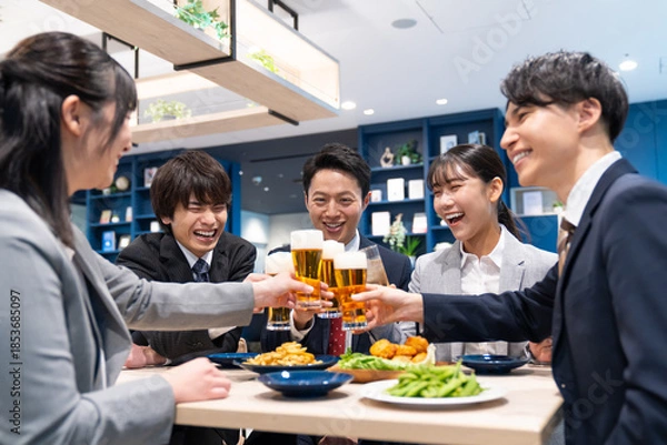Obraz 宴会で乾杯をするビジネスマン