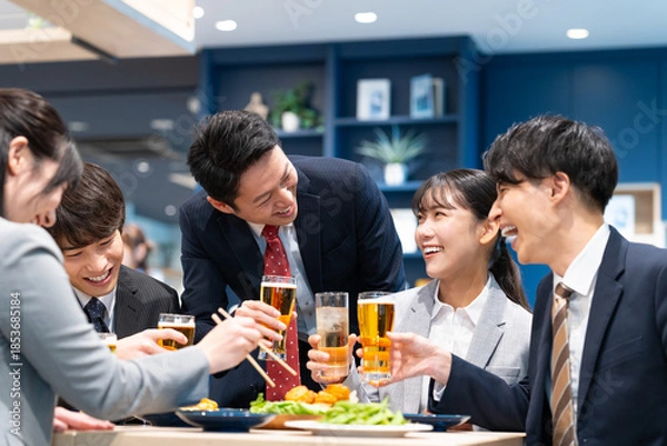 Obraz 宴会でビールを飲むビジネスマン