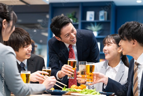 Obraz 宴会でビールを飲むビジネスマン