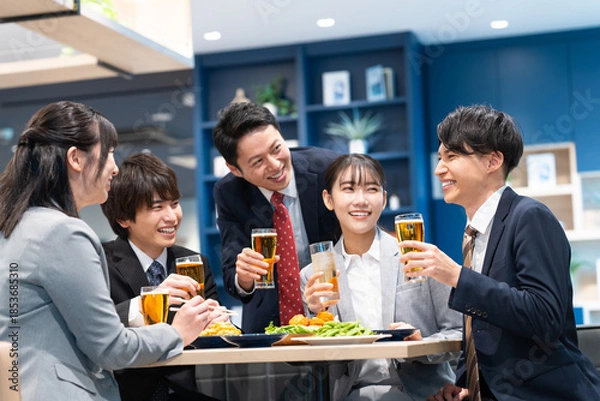 Obraz 宴会でビールを飲むビジネスマン