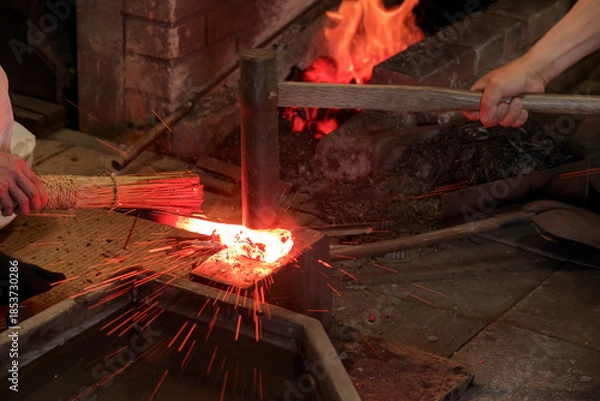 Fototapeta 火花が散る日本刀の鍛錬風景