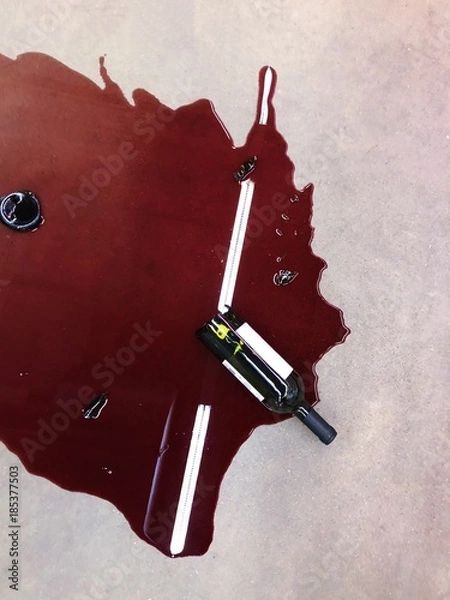 Fototapeta Butelka czerwonego wina rozbita na rynku na podłodze