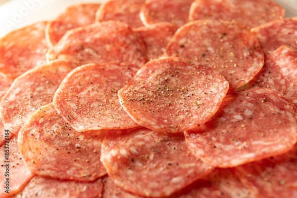 Obraz サラミを薄く切り丸皿に盛り付け