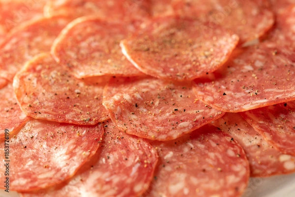 Obraz サラミを薄く切り丸皿に盛り付け