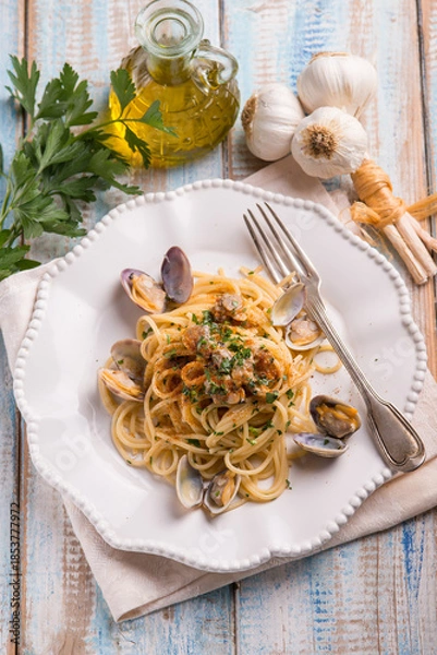 Obraz spaghetti with giant clam garlic and bottarga