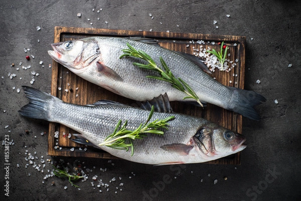 Fototapeta Świeżej ryba seabass na czarnym tle.