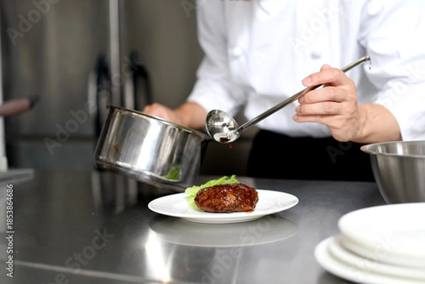 Obraz シェフが料理を丁寧に盛り付ける調理風景