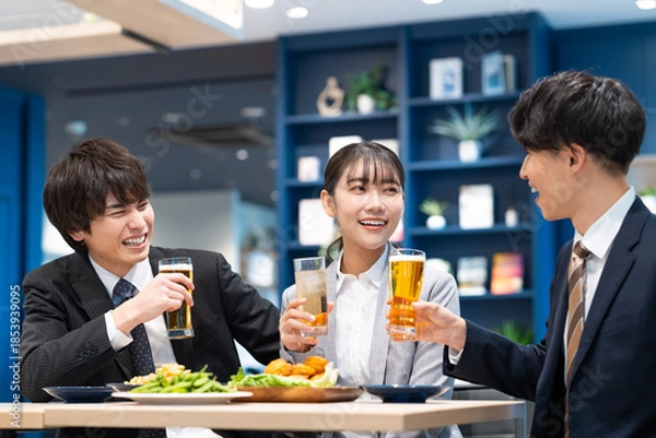 Obraz 飲食店で飲み会をする若い男女