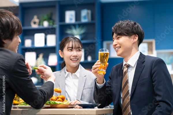 Obraz 飲食店で飲み会をする若い男女