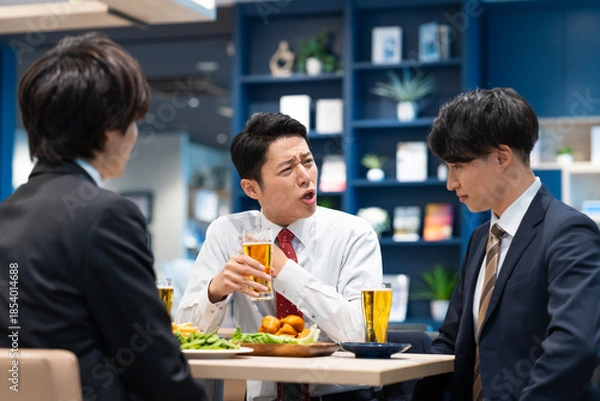 Obraz 部下を飲み会をするビジネスマン