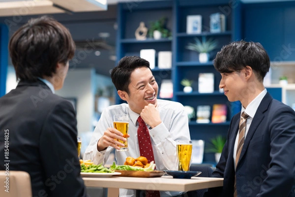 Obraz 部下の新入社員を飲み会をするミドルのビジネスマン