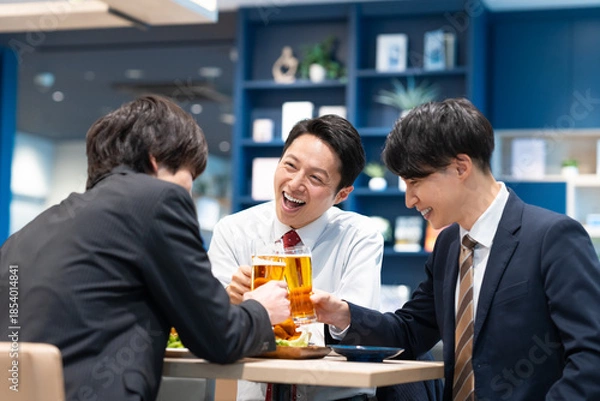 Obraz 部下の新入社員を飲み会をするミドルのビジネスマン